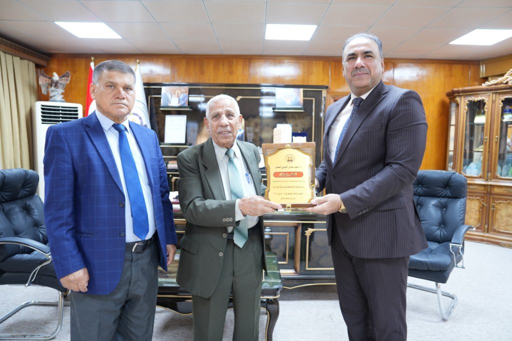 رئيس جامعة المثنى يكرّم الباحث في التاريخ المعاصر الأستاذ الدكتور حميد أحمد التميمي