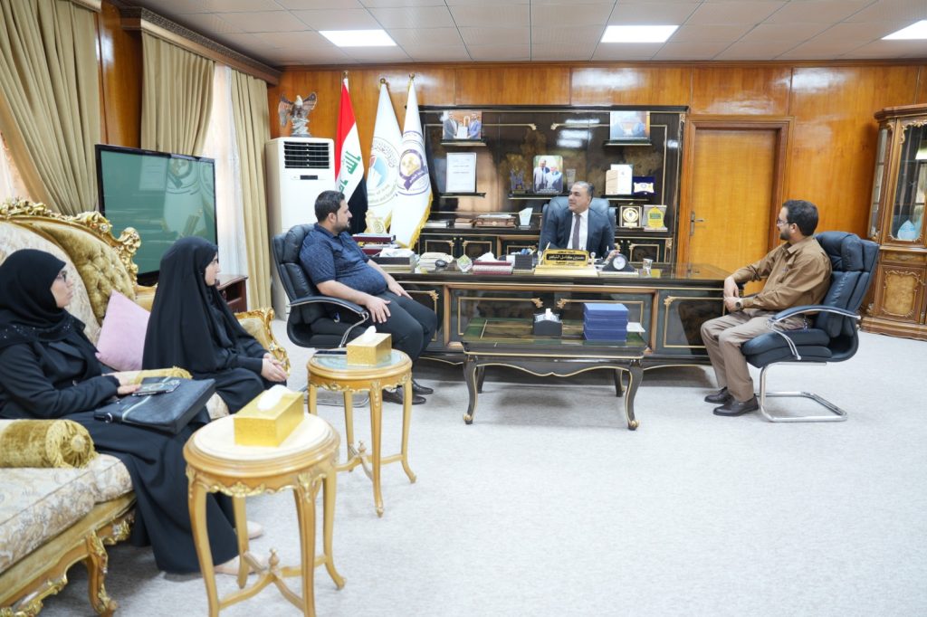 رئيس جامعة المثنى يكرم المتميزين في شعبة الإرشاد النفسي والتوجيه التربوي
